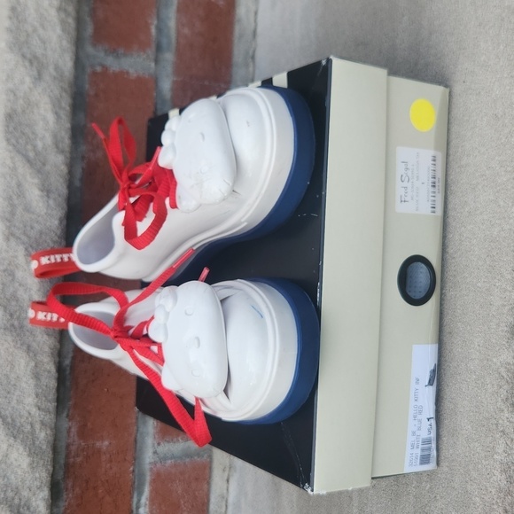 Mini Melissa hello kitty shoes👟 - Picture 2 of 7